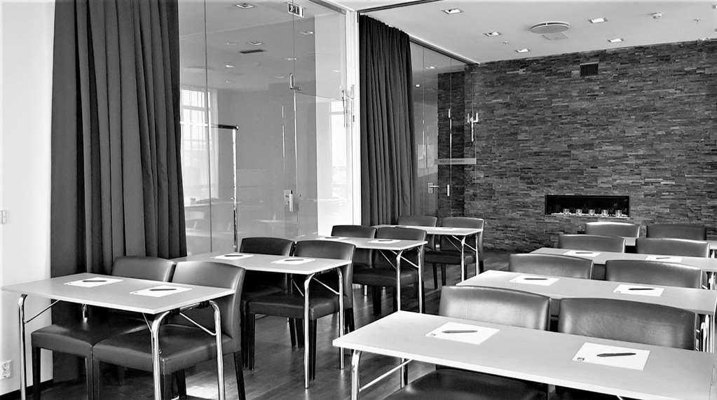 Hotel Four Monkeys
